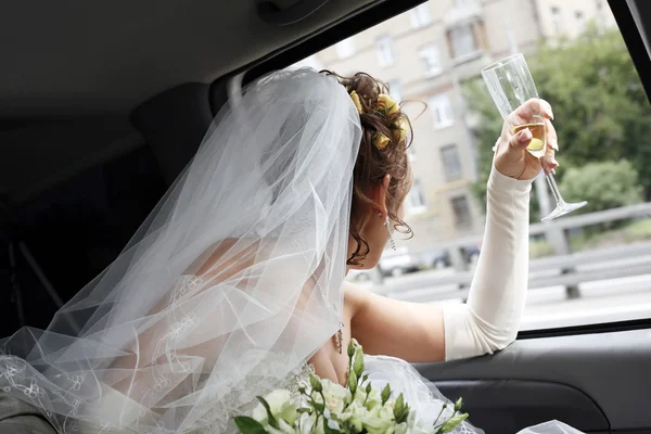 Sposa in auto — Foto Stock