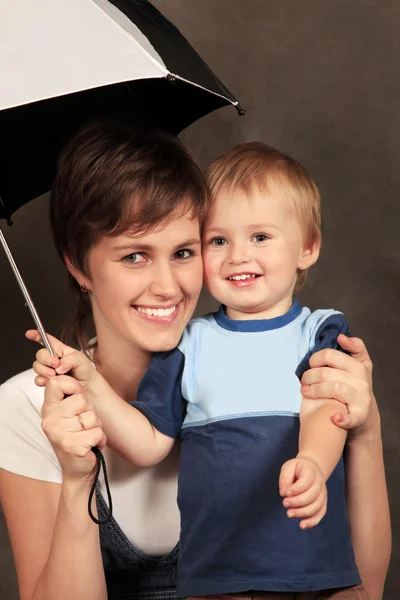 Mamma med barn i studio — Stockfoto