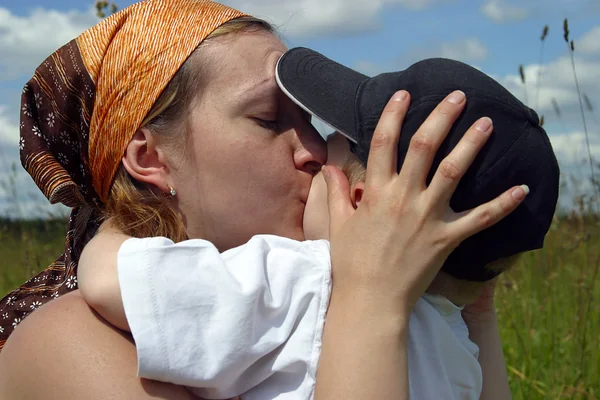 Поцілунок матері — стокове фото