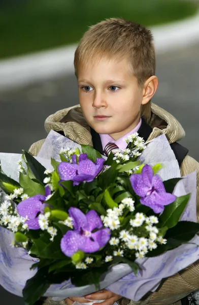 Garçon avec un bouquet — Photo
