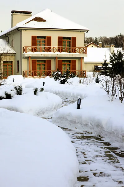 Dom wiejski w zimie — Zdjęcie stockowe