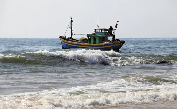 Eenzame boot op de Oceaan — Stockfoto