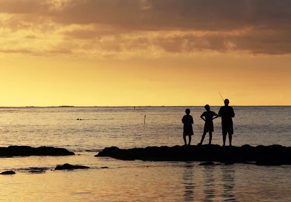 Trois jeunes pêcheurs — Photo