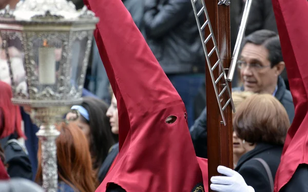Granada, Hiszpania - 6 kwietnia: Przewodnik nazarene noszenie krzyża, typowe procesji wielkanocnych kwietnia 6, 2012 w granada, Hiszpania. — Zdjęcie stockowe