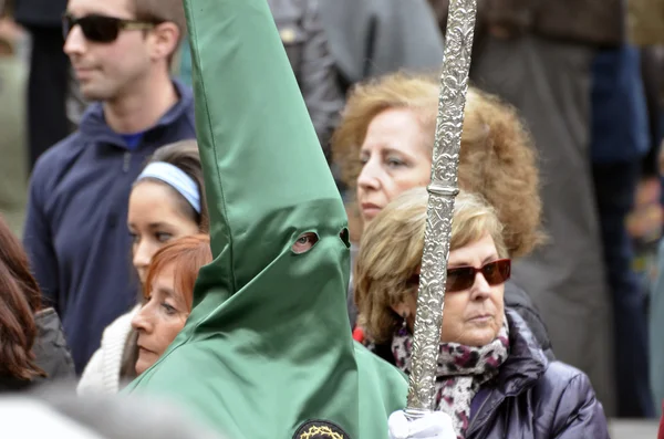 Granada, Hiszpania - 6 kwietnia: Przewodnik nazarene noszenie krzyża, typowe procesji wielkanocnych kwietnia 6, 2012 w granada, Hiszpania. — Zdjęcie stockowe