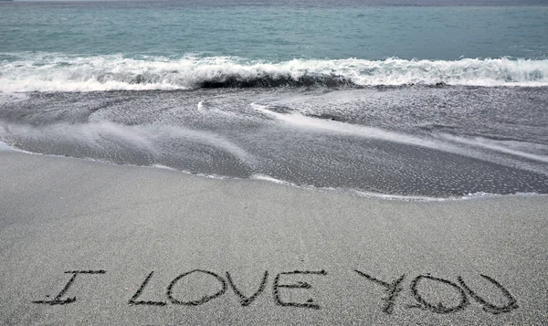 "Seni seviyorum" yazılı bir plajın kumu — Stok fotoğraf