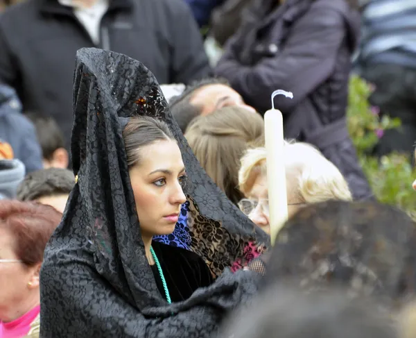 Γρανάδα, Ισπανία - 6 Απριλίου: θηλυκό συμμετέχων σε Πάσχα πομπή 6 Απριλίου 2012 στη Γρανάδα, Ισπανία. η γυναίκα που φέρνει την παραδοσιακή επικεφαλής κάλυψη, που ονομάζεται μαντίλα — Φωτογραφία Αρχείου