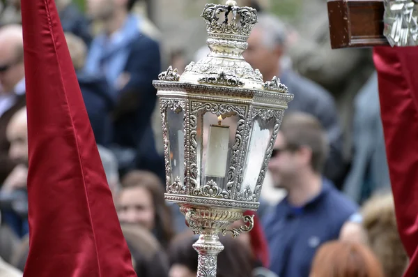 GRANADA, SPAGNA - 6 APRILE: Nazareno indossa lanterna d'argento in processione pasquale il 6 aprile 2012 a Granada, Spagna — Foto Stock