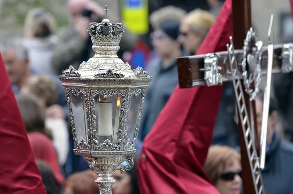 Granada, Spanje - 6 april: nazarene dragen bruin lantaarn in Pasen processie op 6 april 2012 in granada, Spanje — Stockfoto