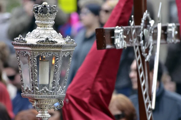 GRANADA, SPAIN - APRIL 6: Nazarene wearing silver lantern in easter procession on April 6, 2012 in Granada, Spain — Stock Photo, Image