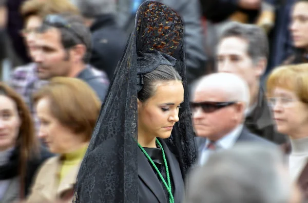 Granada, spanien - 6. April: weibliche Teilnehmerin an der Osterprozession am 6. April 2012 in granada, spanien. die Frau trägt die traditionelle Kopfbedeckung namens Mantilla Stockfoto