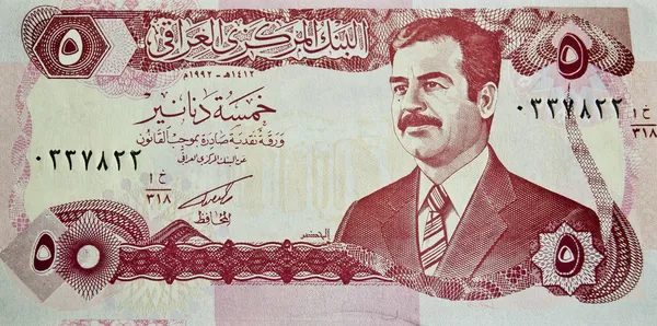 IRAQ - CIRCA 2000 : billet de 5 dinars Irak, montrant l'image du chef déchu Saddam Hussain, vers 2000 — Photo