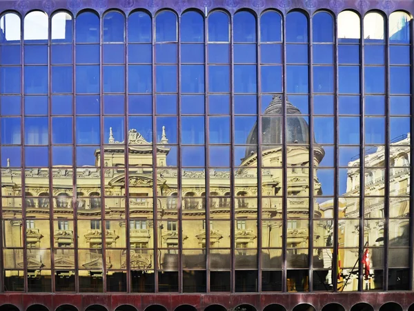 Riflette edificio neoclassico sulla Gran Via di Madrid — Foto Stock