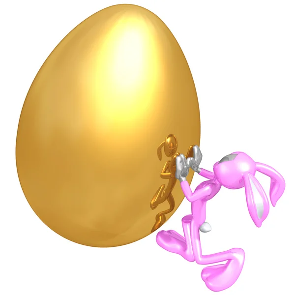 Πάσχα Λαγουδάκι πιέζει γιγαντιαίο χρυσό αυγό του Πάσχα — Φωτογραφία Αρχείου