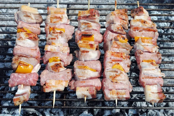 Cocked porco kabobs grelhado em espetos em um churrasco — Fotografia de Stock