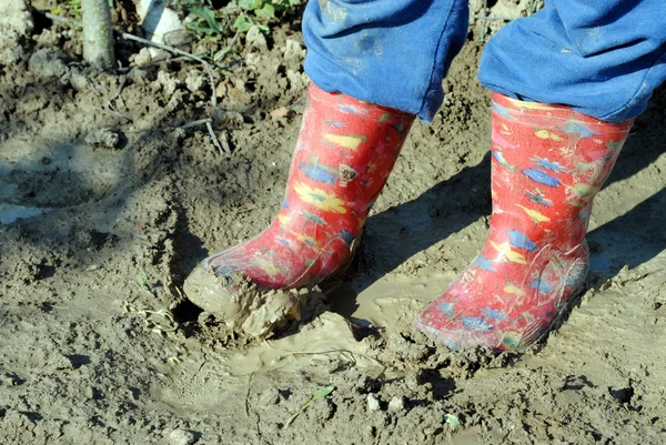Stivali rossi per bambini, sporchi nel fango — Foto Stock