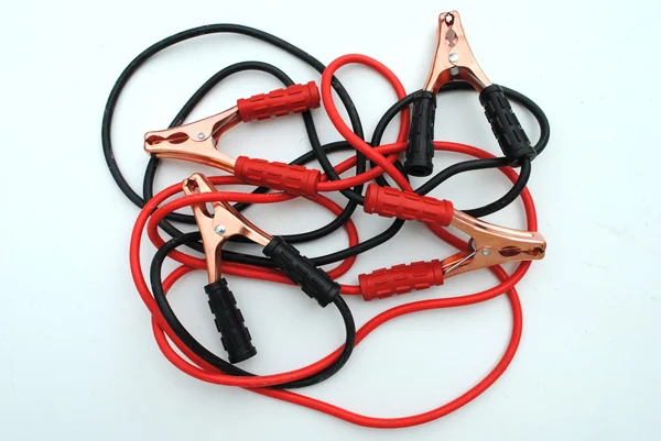 Twee booster kabel voor opladen auto-batterijen — Stockfoto