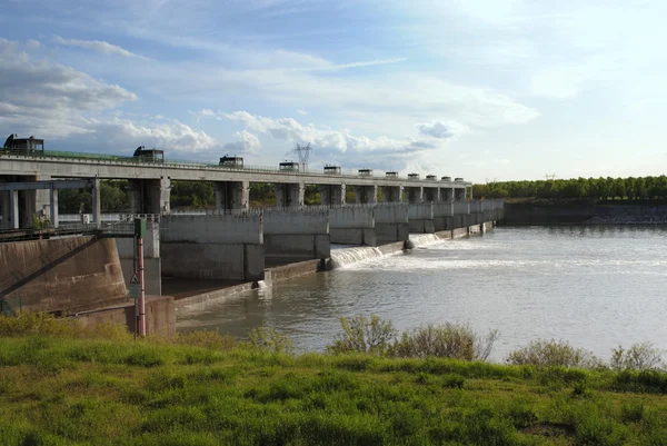 Barragem hidrelétrica no rio, paisagem — Fotografia de Stock