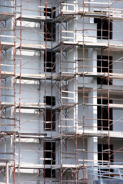Building under construction with rusted scaffold — Stock Photo, Image