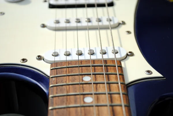 एक पुराने शैली इलेक्ट्रिक गिटार बंद करें — स्टॉक फ़ोटो, इमेज