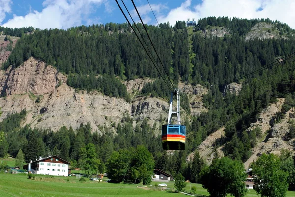 Kablo lift, İtalyan dağ manzarası, dolomiti — Stok fotoğraf
