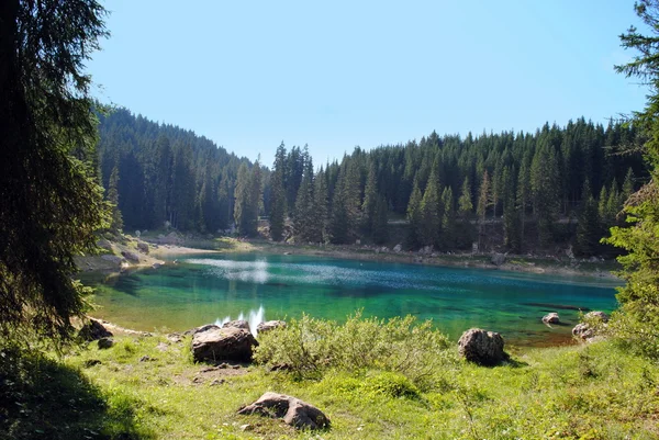 Bir dağ manzarası içinde parlak lake — Stok fotoğraf