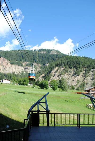 Kablo lift, İtalyan dağ manzarası, dolomiti — Stok fotoğraf