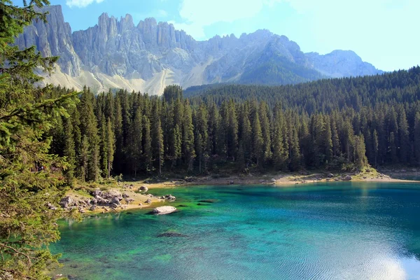 Bir dağ manzarası içinde parlak lake — Stok fotoğraf