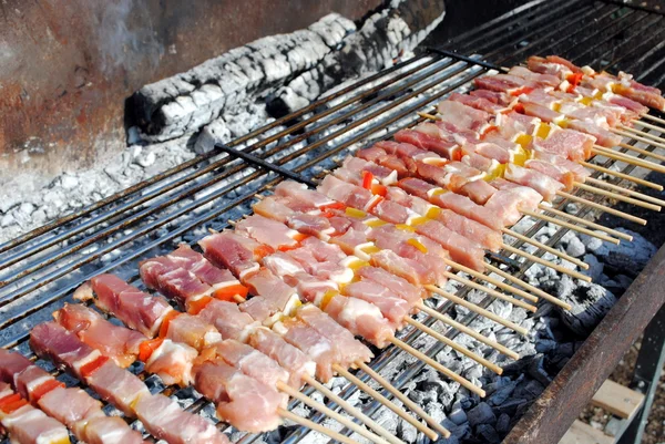 Kabobs de porco cru grelham em espetos em um churrasco — Fotografia de Stock