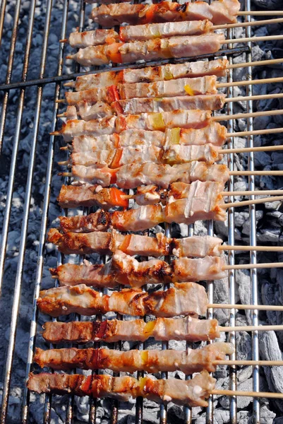 Cocked porco kabobs grelhado em espetos em um churrasco — Fotografia de Stock