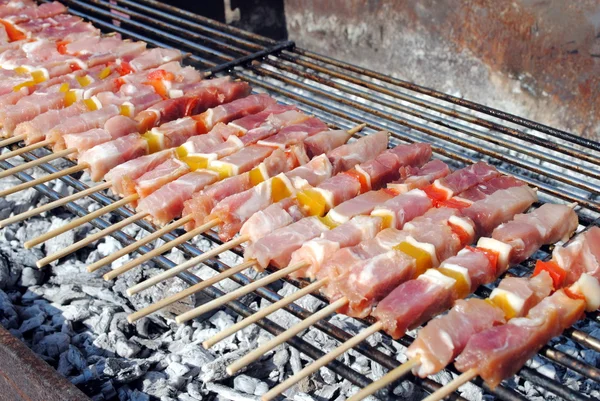 Kabobs vom rohen Schweinefleisch am Spieß auf dem Grill — Stockfoto