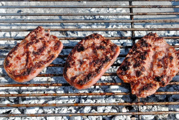 Salsiccia di maiale alla griglia su un barbecue — Foto Stock