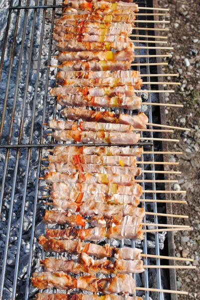 Cocked pork kabobs grilled on skewers on a barbecue — Stock Photo, Image