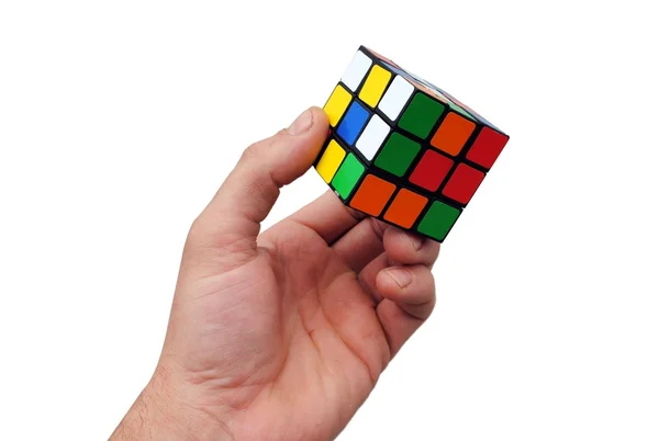 Мужская рука держит кубик Рубика на белом фоне — стоковое фото
