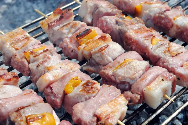 Cocked kabobs de porc la grătar pe frigărui pe un grătar — Fotografie, imagine de stoc