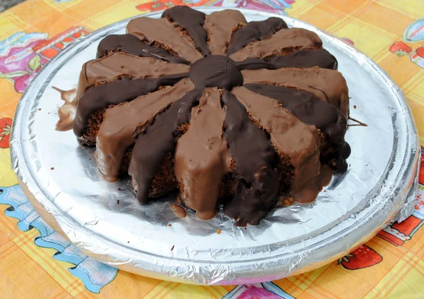 ミルクとダーク チョコレートで覆われたアーモンド ケーキ — ストック写真