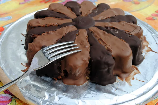 ミルクとダーク チョコレートで覆われたアーモンド ケーキ — ストック写真