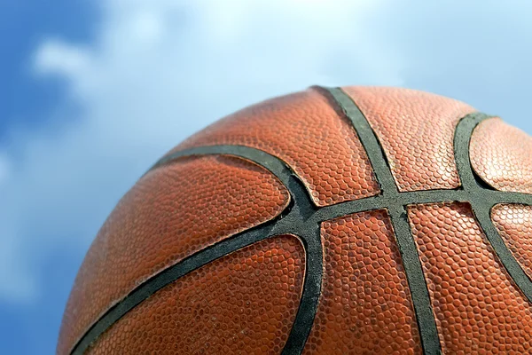 Basketbal a obloha — Stock fotografie