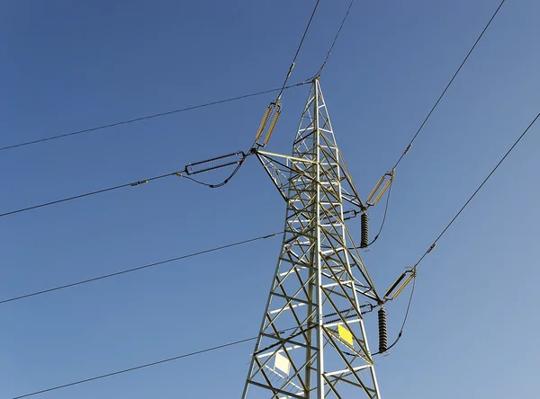 Jakim pylon zapewnia energię elektryczną pod niebem — Zdjęcie stockowe