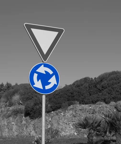 Черный и белый дорожный знак — стоковое фото