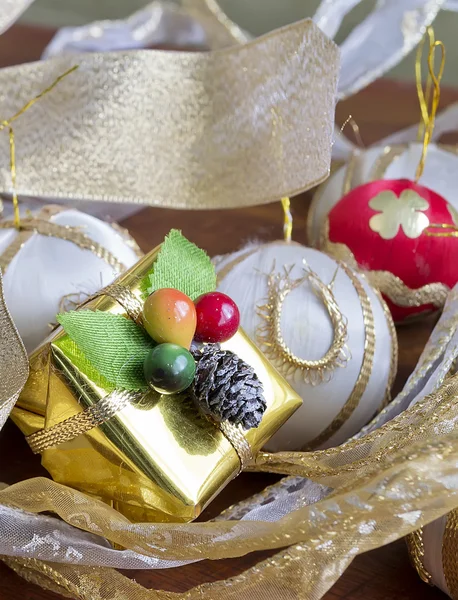 Gold present box — Stock Photo, Image