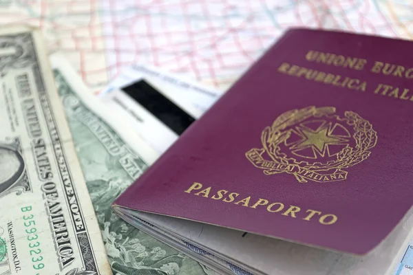 护照和美元διαβατήριο και δολάρια — Φωτογραφία Αρχείου