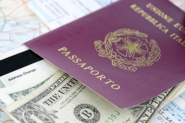 Passaporte com dólares — Fotografia de Stock