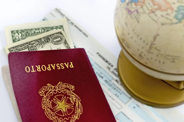 Passaporte e globo — Fotografia de Stock
