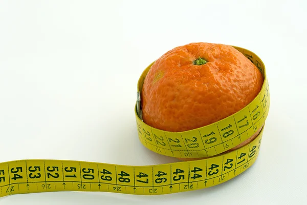 Měřič a mandarinky na bílém pozadí — Stock fotografie