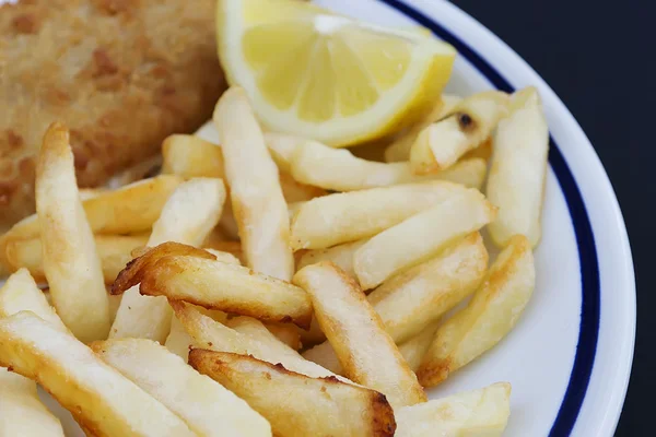 Chips with fish and lemon — Stock Photo, Image