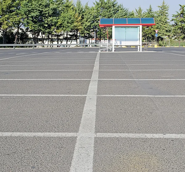 Пустая парковка — стоковое фото