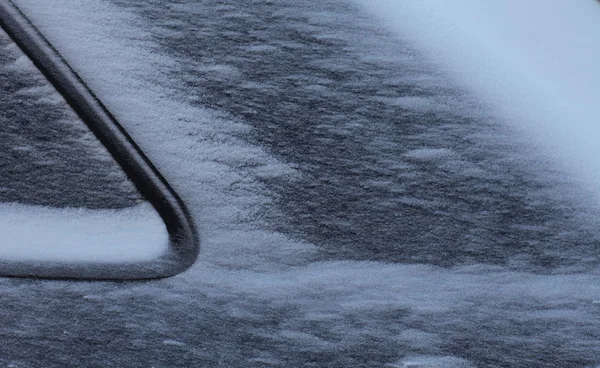 Дверь снежного автомобиля — стоковое фото