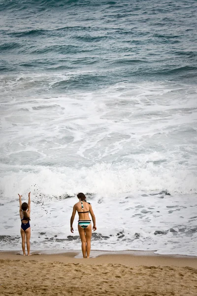 Anne ve kızı deniz önünde