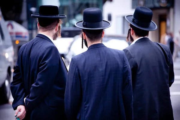 Zsidó férfiak kalapot, egy modern város Stock Fotó